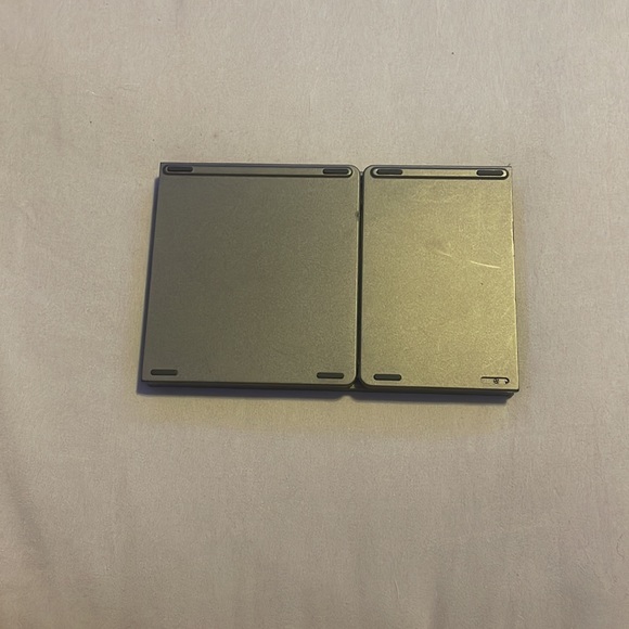 Pocket Size Foldable Wireless Keyboard With Touchpad - Picture 4 of 8